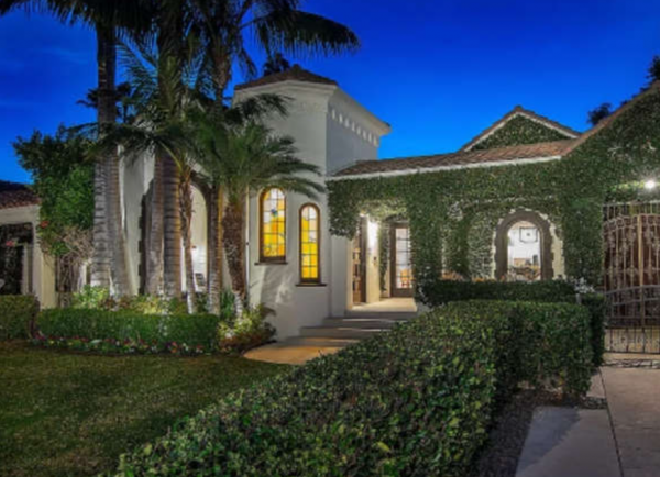 Villa dengan kaca patri bergaya viktorian